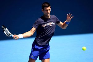 Hvis vaccination er et krav for deltagelse, dropper Novak Djokovic Wimbledon og French Open, siger han.