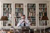 Fra sit kontor har Klaus Riskær Pedersen udsigt til Christiansborg og Statsministeriet. Bogreolen bag skrivebordet rummer bøger af bl.a. Winston Churchill, der er et af Riskærs politiske idoler. Foto: Stine Bidstrup