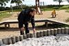 Legepladsinspektør Hans Henrik Rasmussen viser, hvor der er fundet glasskår gemt i sandkassen ved Bellevue i Risskov. Foto: Ole Lind