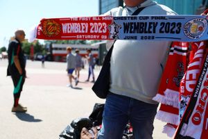 Manchester United er en reel trussel, der kan ødelægge Citys drøm om The Treble, mener Pep Guardiola. 