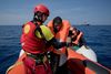 Migranter fra Libyen reddes op af en båd i Middelhavet. Foto: Bernat Armangue/AP