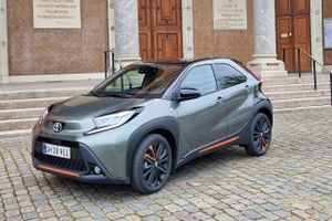 Toyota Aygo er vokset og har fået tilsat overblik via øget højde. Bilen fungerer godt i byen med automatisk gear, men gearet er støjende, så snart du presser den lille motor en smule.