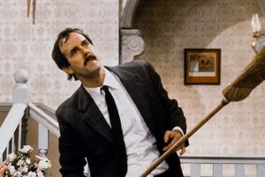 John Cleese har vist vejen. Hvem er byens bedste Basil? Foto: BBC