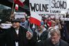 Journalister fra den polske avis Gazeta Wyborcza mødte demonstranter med budskabet om at bevare det frie ord