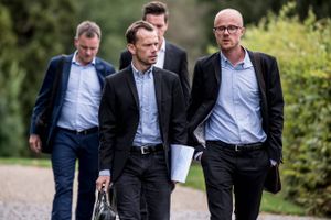Ministeren er skeptisk. Det er partierne bag ham også. Alligevel må de acceptere, at millioner, der skulle være udbetalt til fattige børnefamilier, forsvinder i en regnemodel.