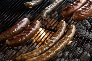 En sprød grillpølse hører naturligt sammen med en iskold øl, men med den rette tilberedning og "vinvenligt" garniture kan den også parres med både hvid-, rød-, rosé- og endda orangevine. 