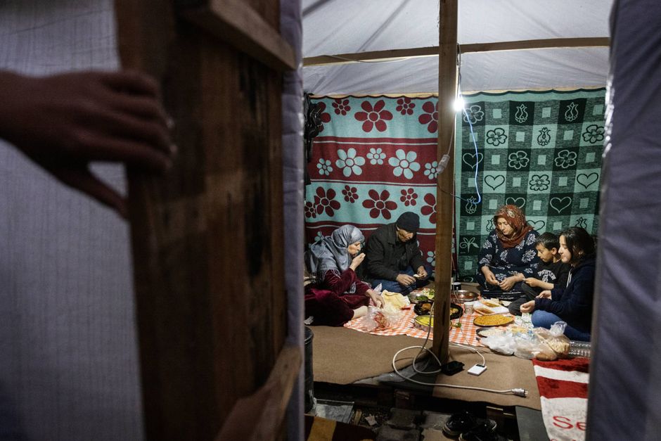 Mange syrere flygtede til Tyrkiet for at finde sikkerhed, men er nu igen hjemløse og møder voksende fjendtlighed fra deres tyrkiske værter. 