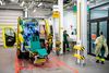En ambulance bliver rengjort efter at have afleveret en patient til intensigafdelingen på Danderyd Hospital nær Stockholm. Foto: Jonathan Nackstrand/AFP