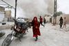 Indbyggere flygter under et luftbombardement på markedet i byen Kfar Ruma i Idlib-provinsen. Bashar al-Assad og hans russiske allierede går målrettet efter civile mål, siger humanitære organisationer, og har bl.a. bombet 25 hospitaler og klinikker siden slutningen af april. Foto: Nazeer Al-khatib/AFP